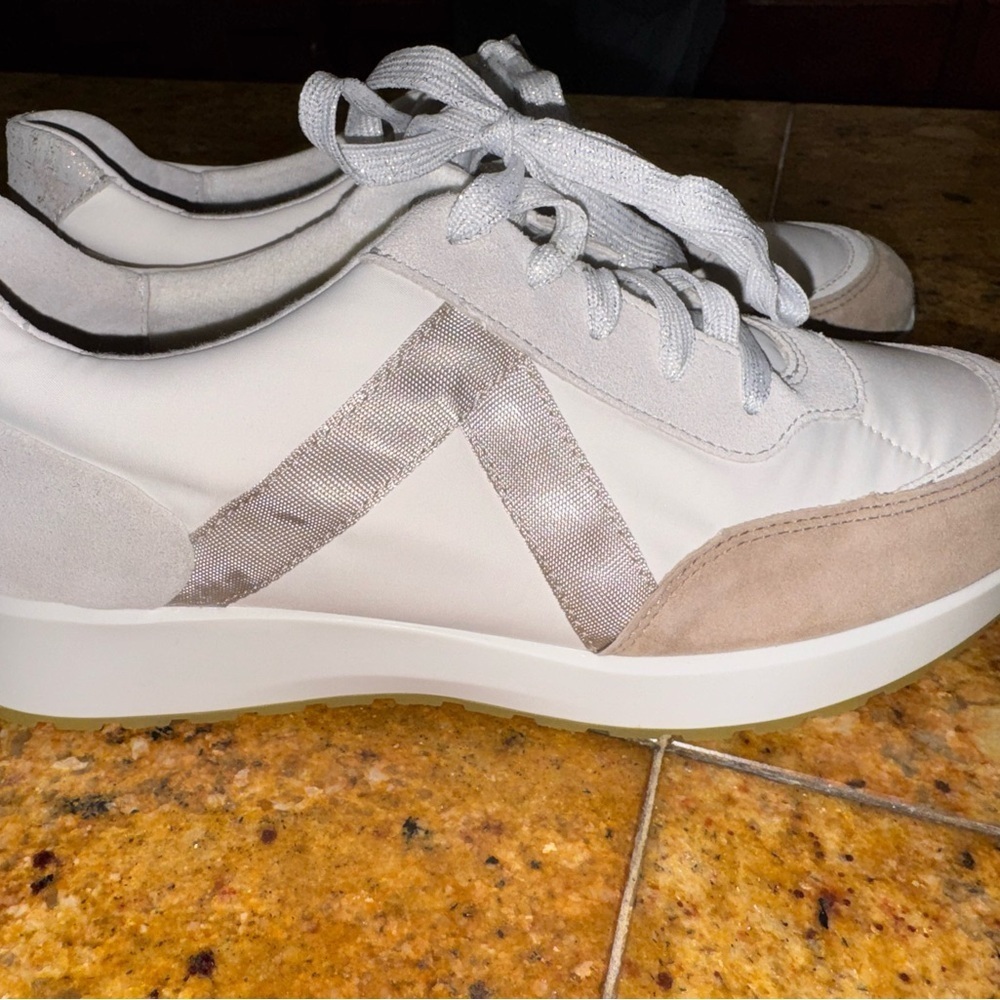 Munro Piper Retro Sneaker White Tan Gray Suede Size 9 Narrow - Picture 2 of 6